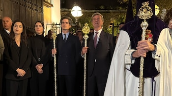 Cayetano Martínez de Irujo y los Duques de Huéscar juntos en 'la Madrugá' más significativa para la Casa de Alba