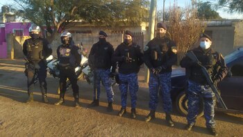 Policías chubutenses en los allanamientos.