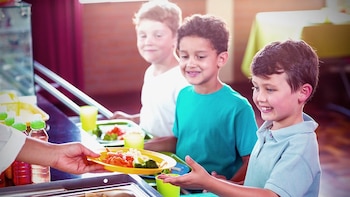 Estudiantes hambrientos, ansiosos y distraídos tras el fin de la política universal de comidas escolares gratuitas, según un estudio