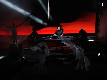 El padre DJ Guilherme Peixoto en Plaza de Mayo