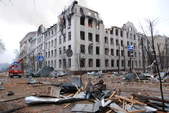 Bomberos trabajan para extinguir el fuegon en la Universidad Nacional de Járkov (Reuters)