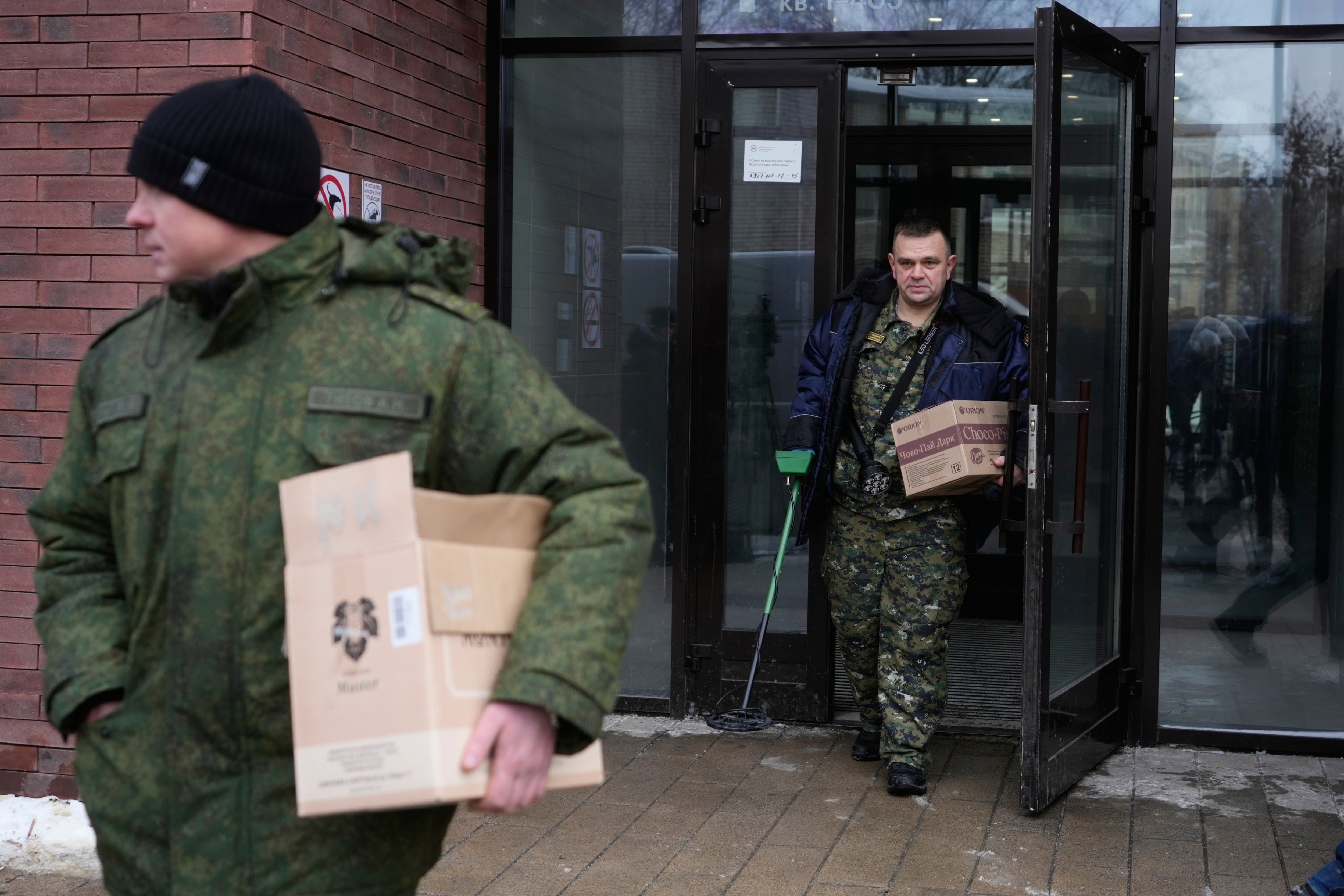 Investigadores salen del edificio residencial donde fue baleado el subdirector de la inteligencia militar rusa, el teniente general Vladimir Alekseyev, en Moscú, Rusia, el 6 de febrero de 2026 (AP Foto/Pavel Bednyakov)