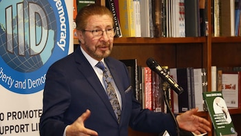 PRESENTACIÓN DEL LIBRO “LA LUCHA CONTRA LAS DICTADURAS TIENE AMIGOS DE MENTIRA Y ENEMIGOS DE VERDAD” DE CARLOS SÁNCHEZ BERZAÍN.