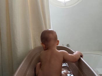 Dante disfrutó de su baño en una de las postales más íntimas del álbum que Úrsula Corberó compartió en sus redes