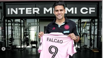 El delantero colombiano posó con