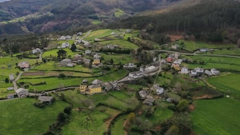Dos estadounidenses donan 120.000 euros para mejorar un pueblo de Asturias de 130 habitantes: “Las raíces no se pierden con la distancia”