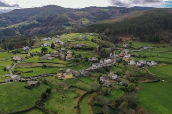 Una imagen aérea de Trelles, una aldea asturiana (Ayuntamiento de Coaña)