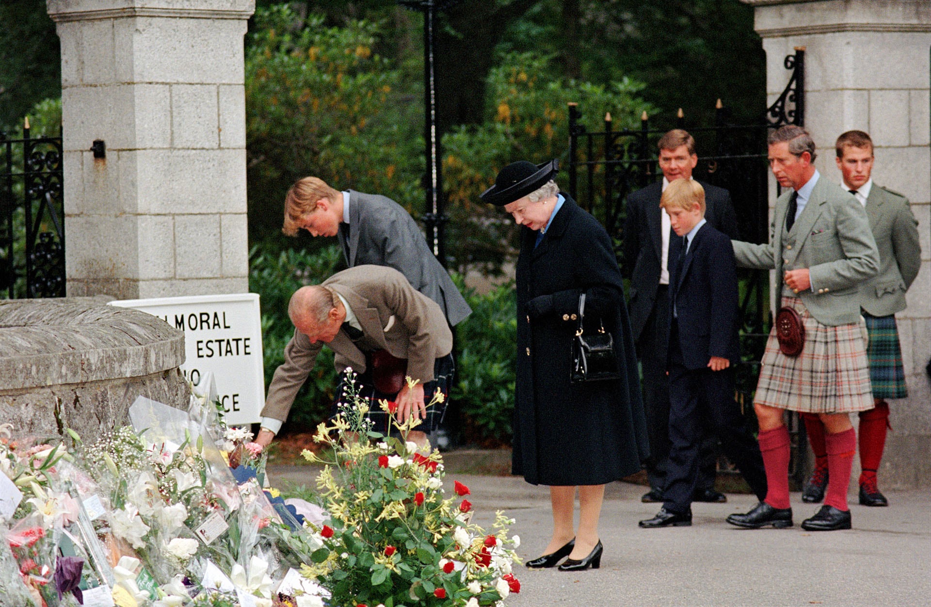 Príncipe Felipe, Príncipe Guillermo, Reina Isabel II, Príncipe Harry, Príncipe Carlos y Peter Phillips. FAMILIA REAL CONTEMPLA LAS OFRENDAS FLORALES A LA PRINCESA DIANA, A LAS FUERA DE BALMORAL, ESCOCIA, GRAN BRETAÑA - 1997 (James Gray/Shutterstock)