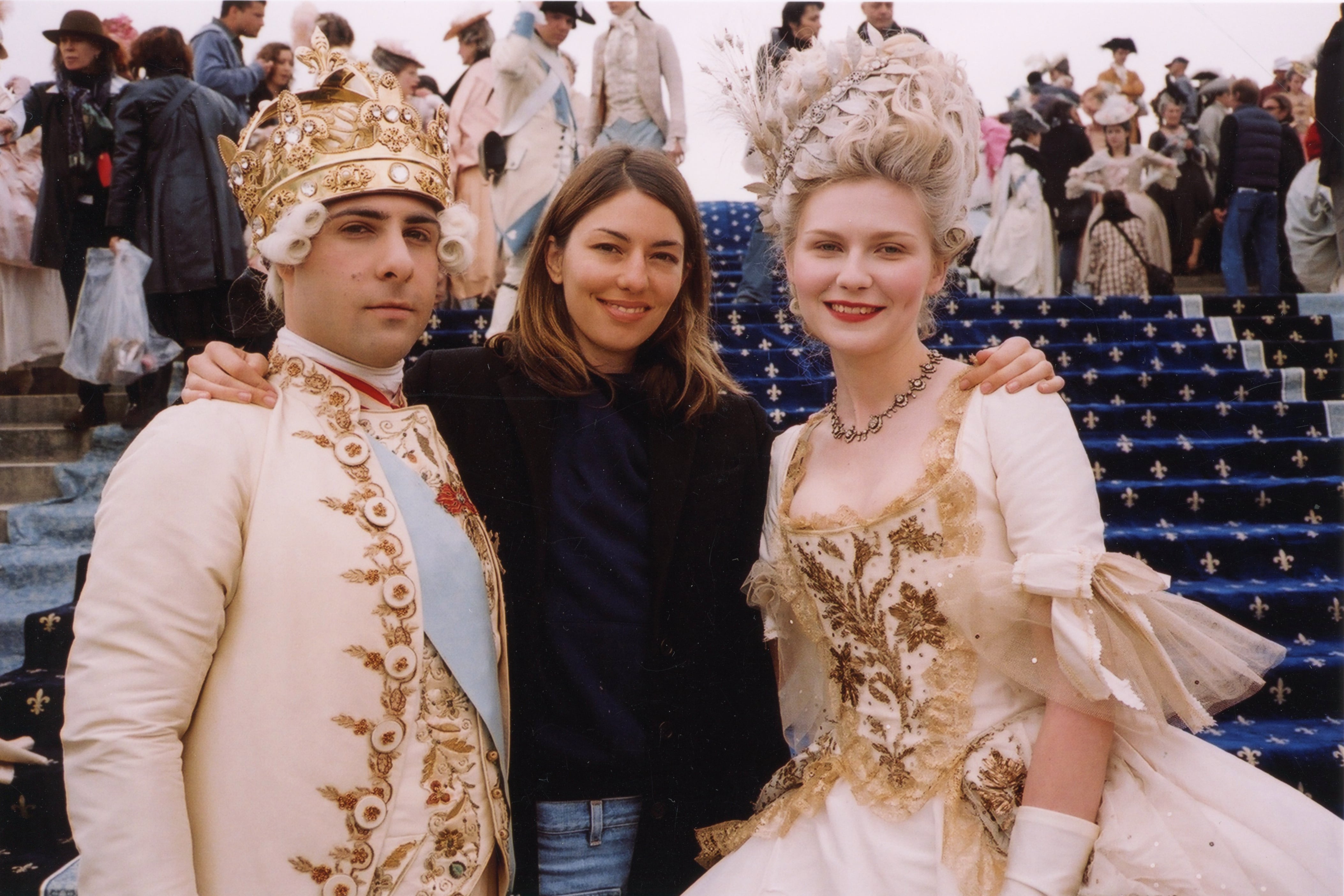 Sofia Coppola, en el centro, junto a los actores Jason Schwartzman, a la izquierda, y Kirsten Dunst en el set de rodaje de