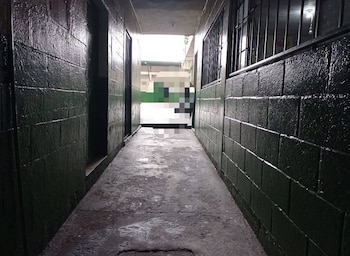 La investigación oficial documentó que el docente tocaba la pierna, la espalda y el hombro de alumnas, conductas clasificadas como acoso sexual ejercido por profesores.