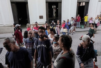 FOTO DE ARCHIVO: La gente hace cola para comprar pan en el centro de La Habana, Cuba, 17 de marzo de 2023. REUTERS/Alexandre Meneghini