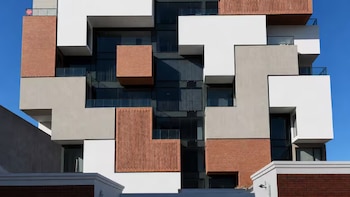 El arquitecto que construye edificios como si fueran juegos de encastre: las obras inspiradas en el Rubik, el Tetris y el Jenga