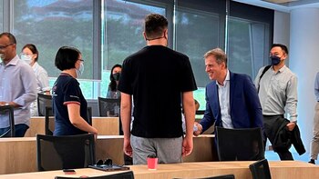 El extitular del BCRA saludando