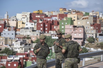 20/08/2026 Militares por las calles de Ceuta, a 20 de agosto de 2026, en Ceuta (España). La Policía ha comenzado a desalojar el campamento improvisado de migrantes en la playa del Trampolín de Ceuta. La ciudad autónoma sigue afrontando una grave crisis humanitaria después de la histórica entrada masiva de más de 70.000 migrantes a nado por el Tarajal durante los días 30 y 31 del pasado mes de julio.
POLITICA
Marcos Moreno - Europa Press