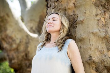 En este momento, tomó una