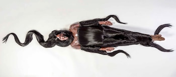 Instalación "Yacente serpiente", cerámicas esmaltadas