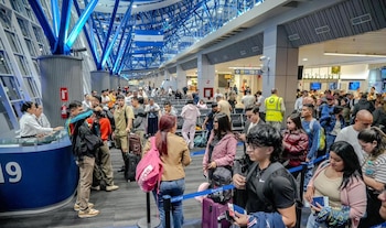 El primer vuelo de Iberojet desde Madrid llegó con cerca de 180 pasajeros y el servicio hacia Barcelona salió con 351 pasajeros. (Cortesía: Secretaría de Prensa de la Presidencia)