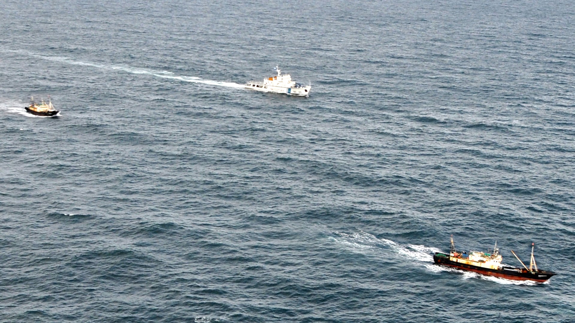 El guardacostas GC–26 Thompson de la Prefectura Naval Argentina capturó, en un patrullaje marítimo, a dos buques de bandera china, que pescaban ilegalmente dentro de la Zona Económica Exclusiva a 400 km de puerto Madryn (NA)