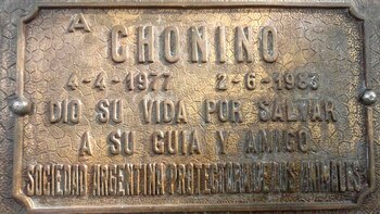 La placa que recuerda a