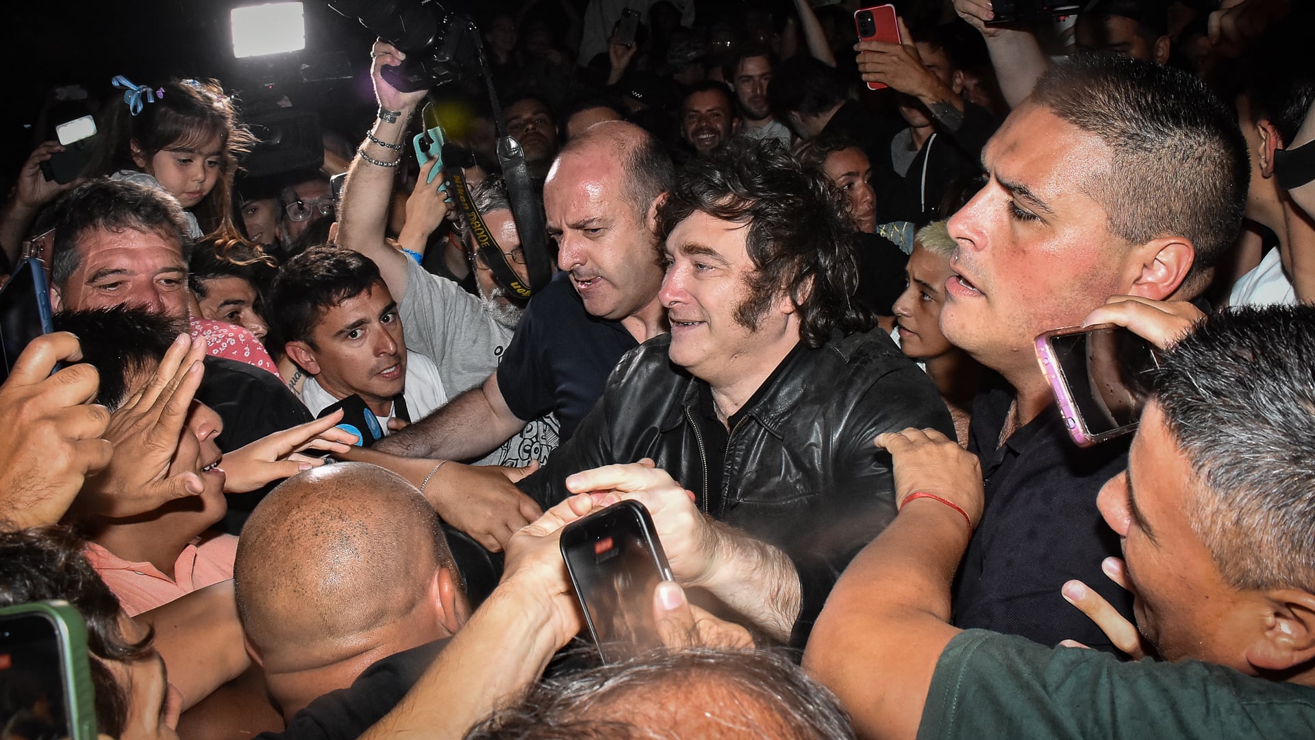 Javier Milei inició una multitudinaria caminata en Mar del Plata que culminó con un discurso por megáfono junto a sus seguidores (Jose Tetty)