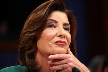 La gobernadora Kathy Hochul y el HHS advierten sobre los riesgos del uso excesivo de pantallas en adolescentes y niños en Estados Unidos (REUTERS/Kevin Lamarque)
