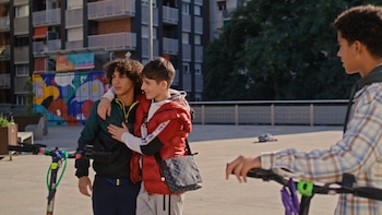 Las directoras de ‘Chavalas’ vuelven al barrio con ‘Hermanos’, un retrato de la nueva periferia: “Hay que superar la idea de que un chico con padres marroquíes protagonice una historia de migración”