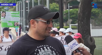 Patricio Pineda, vocero de la Mesa de Trabajadores para una Pensión Digna, durante la marcha por el Día del Trabajador en San Salvador (Cortesía Dialogo 21).