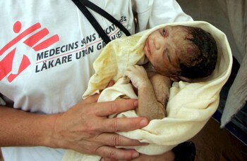 Una enfermera de Médicos sin