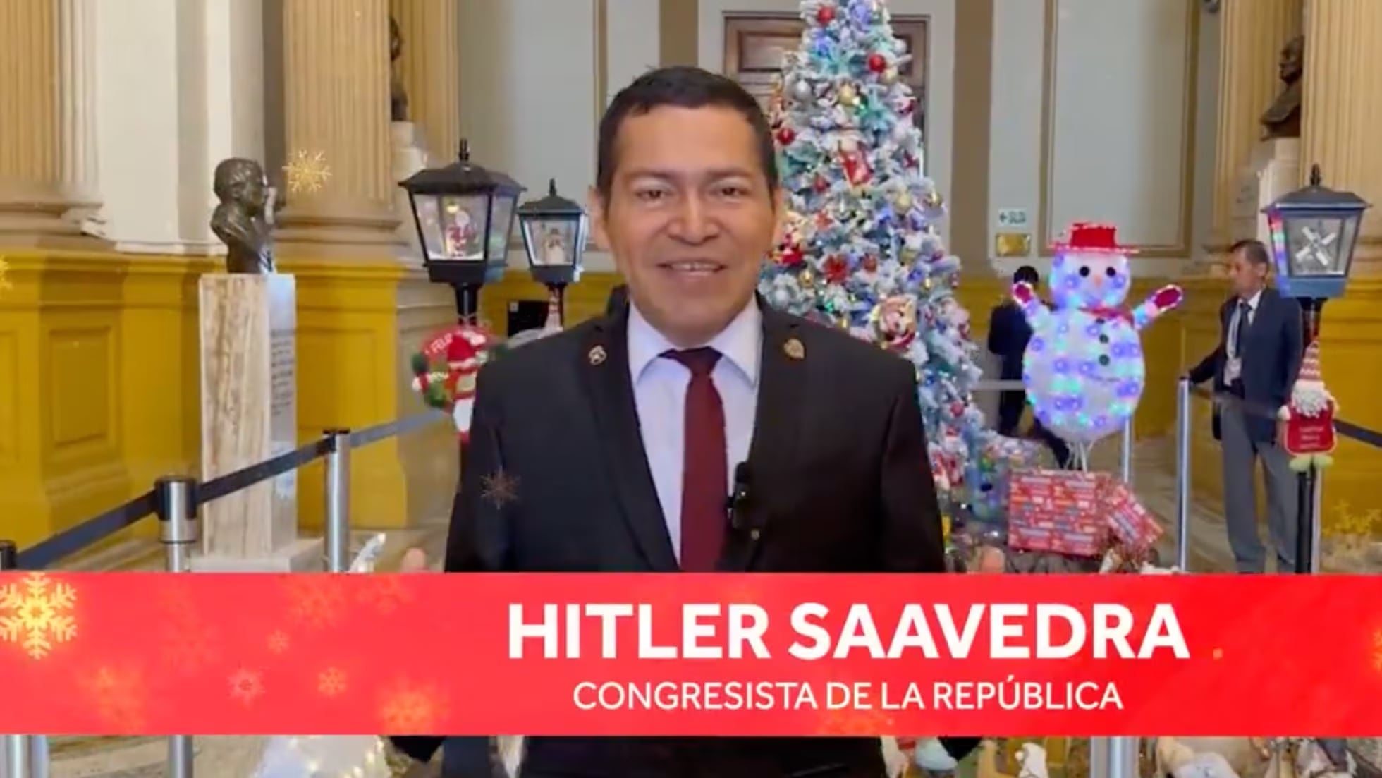 El fallecido congresista peruano Hitler Saavedra se dirige a los ciudadanos desde la sede del Parlamento durante la temporada navideña.
