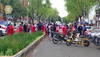 Manifestantes mantienen cerrada la circulación en Doctor José María Vértiz, entre Doctor Lavista y Doctor Río de la Loza, en la alcaldía Cuauhtémoc (X@OVIALCDMX)