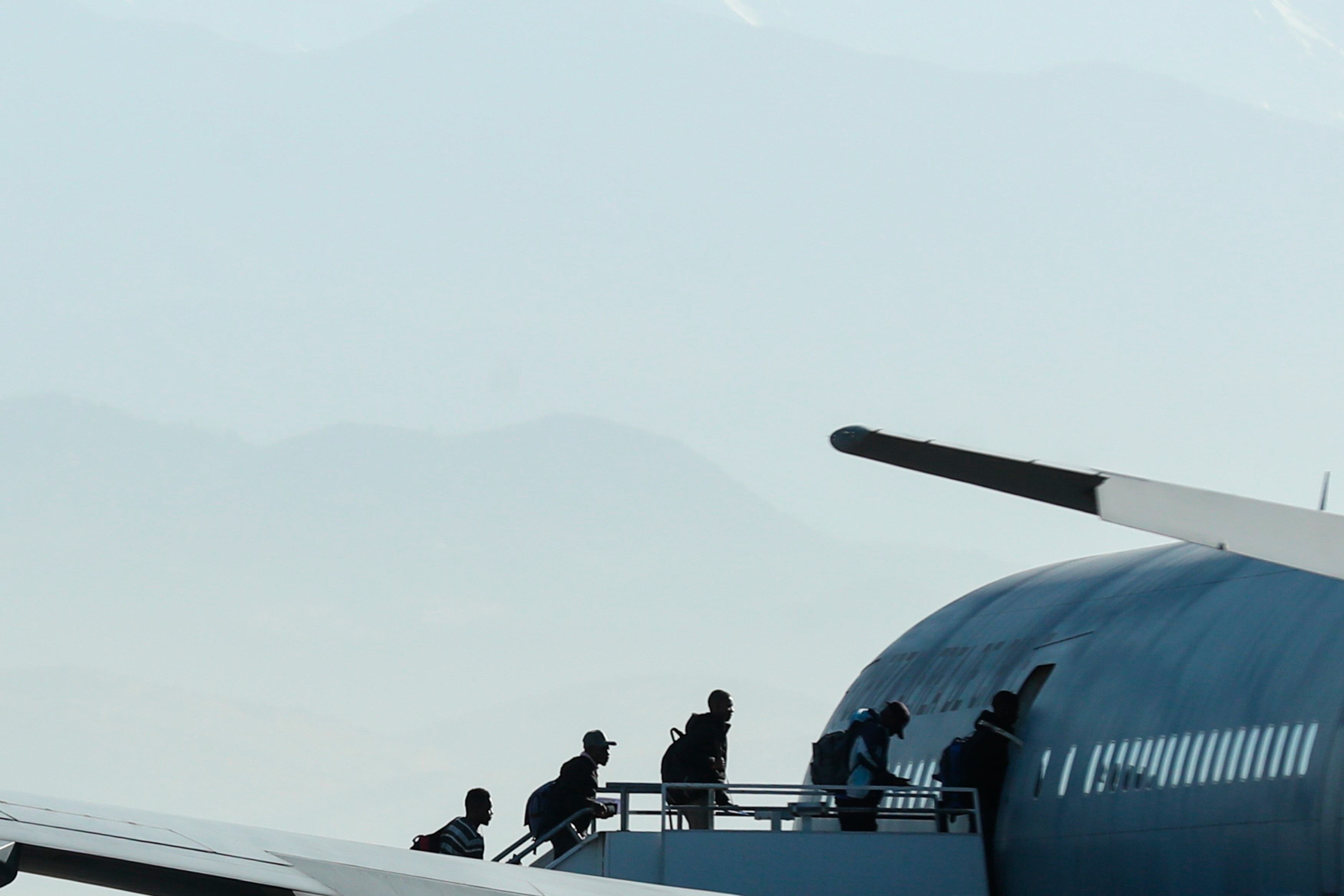 El gobierno de Chile expulsó a 52 colombianos acusados de infringir normas migratorias o tener nexos con bandas criminales - crédito Alberto Valdés/EFE