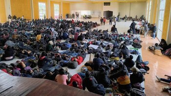 Rescatan a 726 migrantes de