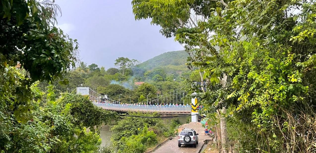 La estructura de 40 metros facilita el transporte de productos y vehículos entre comunidades rurales de Baja Verapaz./(NotiMas Baja Verapaz)