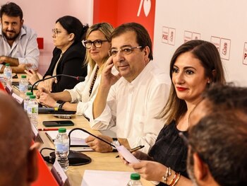 Guillermo Fernández Vara, flanqueado por