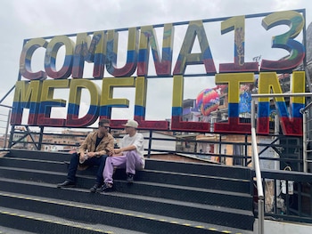 El documental fue rodado entre diciembre de 2025 y enero de 2026 en las comunas de Medellín, una ciudad que por décadas fue sinónimo de violencia y que hoy es reconocida internacionalmente por su proceso de transformación social,