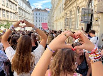 Las fanáticas de Taylor Swift se reunieron luego de la cancelación de los shows en Viena debido a la amenaza de atentado, el 8 de agosto de 2024. REUTERS/Louisa Off
