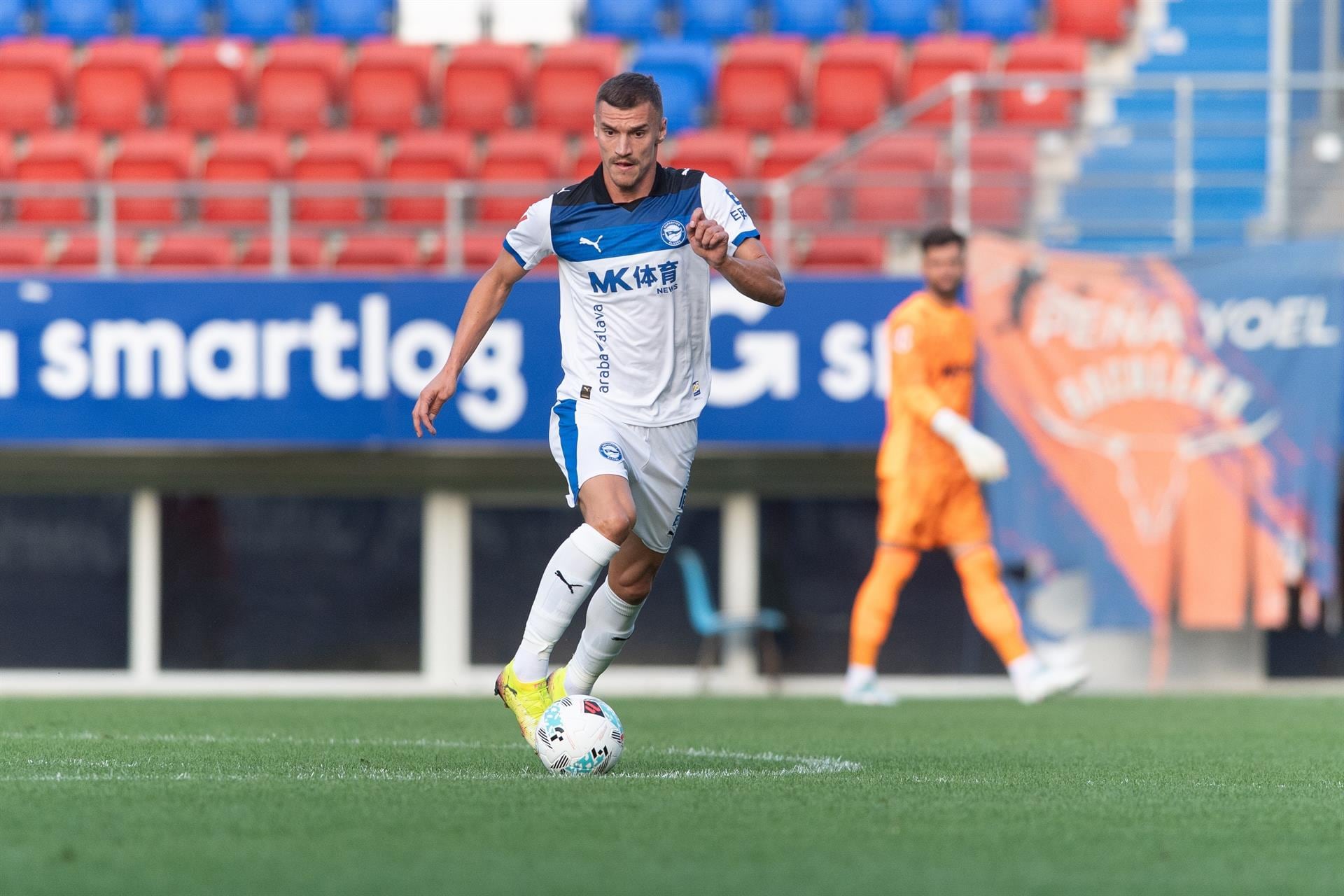 El defensa serbio del Deportivo Alavés Nikola Maras jugará lo que resta de temporada cedido en el CD Mirandés