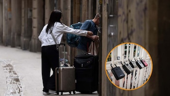 Dos personas acceden a un