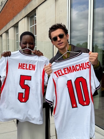 Lupita Nyong’o y Tom Holland posaron con sus playeras. (Instagram)