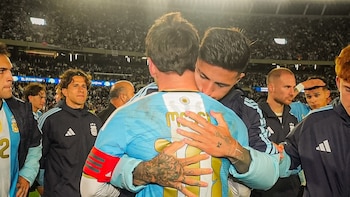 El tierno mensaje de Enzo Fernández para Messi tras llorar desconsoladamente en su despedida de la Selección: “El ídolo de mi vida”