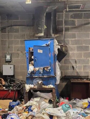 Una mujer quedó atrapada en un conducto de basura de un edificio de apartamentos en Hackensack, Nueva Jersey, tras caer desde el piso catorce