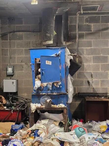Una mujer quedó atrapada en un conducto de basura de un edificio de apartamentos en Hackensack, Nueva Jersey, tras caer desde el piso catorce