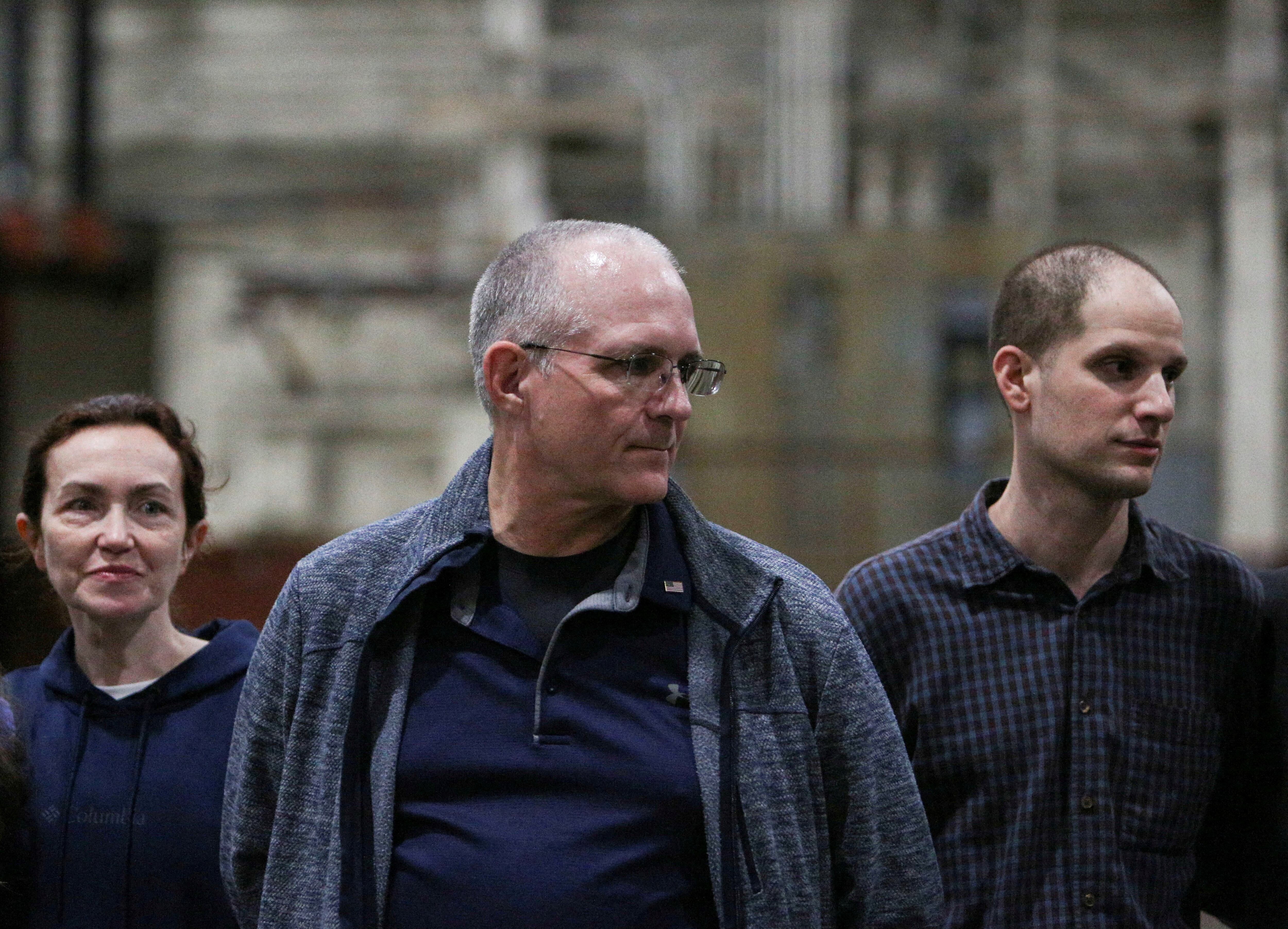 Los periodistas Alsu Kurmasheva y van Gershkovich, y el marine Paul Whelan, tres de los ciudadanos estadounidenses liberados por Rusia en agosto de 2024