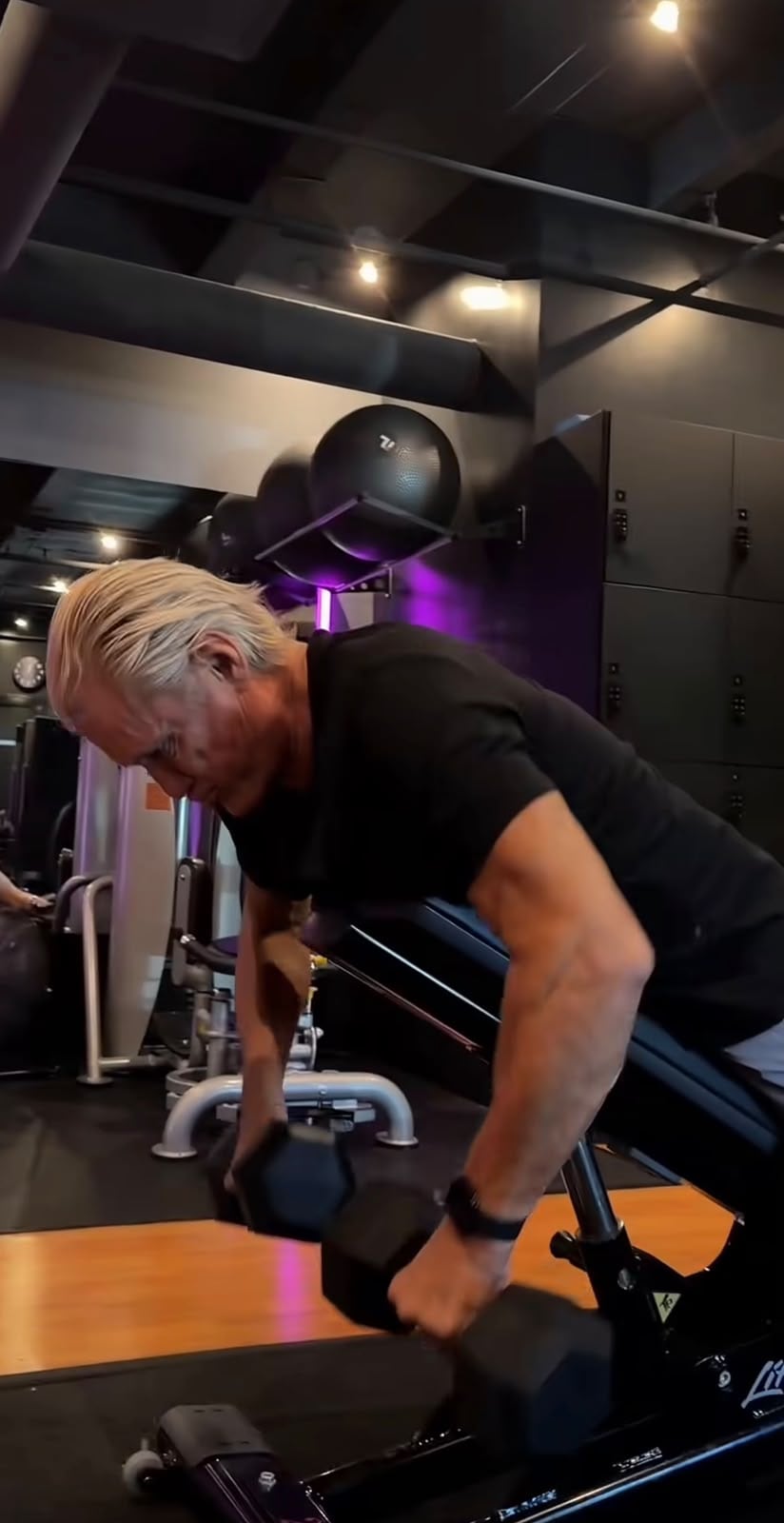 El ejercicio combina el uso de mancuernas con un banco para realizar el movimiento de tracción de forma estable (Instagram/@dolphlundgren)
