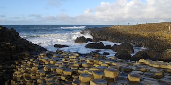La Calzada del Gigante, en Irlanda del Norte, destaca por sus 40.000 columnas de basalto formadas hace 60 millones de años por actividad volcánica (Wikimedia Commons)