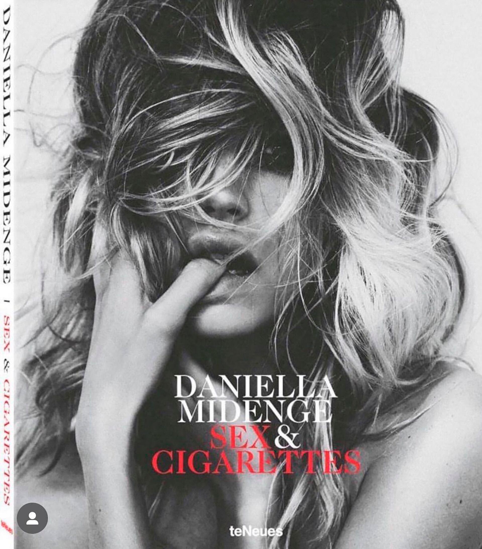 Chloe Bello en la portada de “Sex & cigaretttes” by Daniela Midenge