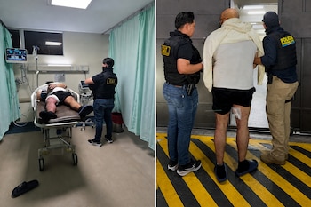 Un hombre esposado sobre una camilla de hospital y dos agentes policiales junto a un sujeto de espaldas con vendaje en la pierna.
