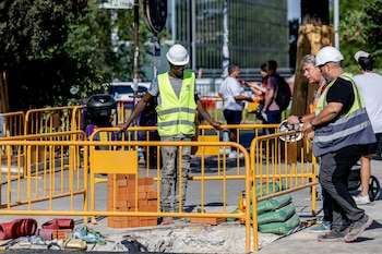 Varios obreros en Madrid. (Ricardo