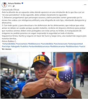 Arturo Bobbio, con uniforme azul y gorra negra, sujeta firmemente un dispositivo táser amarillo y negro con luz brillante, apuntando hacia adelante