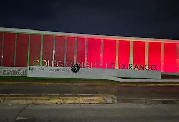 La noche del domingo, sujetos desconocidos dejaron una corona fúnebre frente al Colegio Inglés de Durango y realizaron una pinta con aerosol negro en una de las bardas de la fachada. (Crédito: redes sociales)